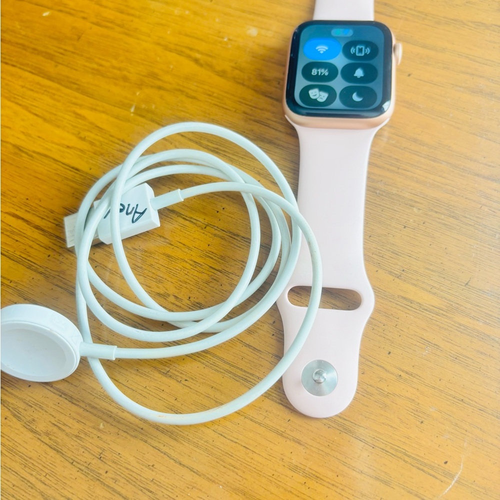 🩷Apple Watch series 5 with Pink Band